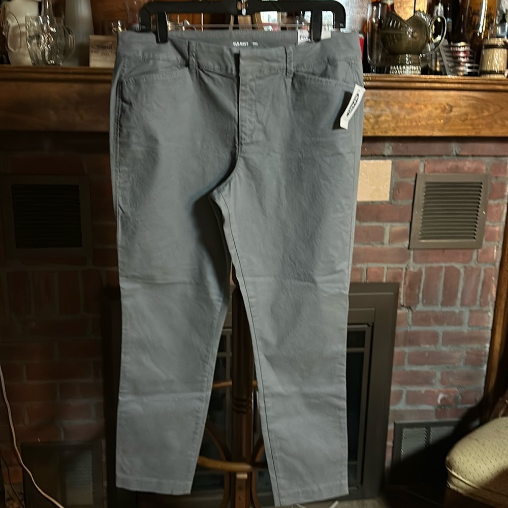 Ladies brand new gray Pixie style jeans.  Size 10.  Excellent condition.